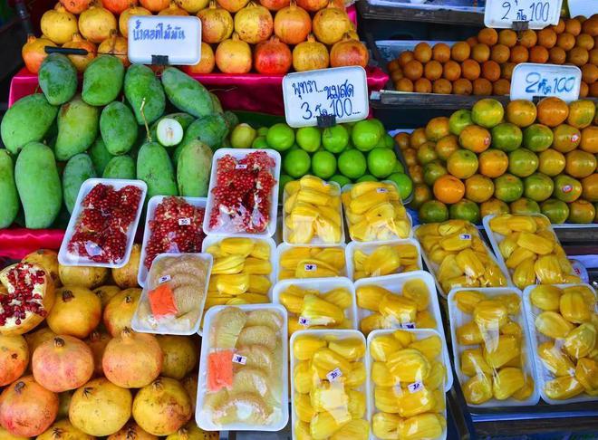 泰国大量水果腐烂因为摊上的一句中文中国游客：自己留着吧(图6)