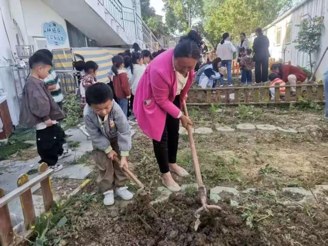 家长助教 共育新苗阜阳市颍东区插花镇闸南幼儿园开展家长进课堂亲子种植活动(图2)